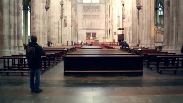 COLOGNE, GERMANY - 30 апреля 2015 года: Steadycam view of interior of Cologne Cathedral. Кёльнский собор - самая посещаемая достопримечательность Германии, привлекающая в среднем 20 000 человек в день . — стоковое видео