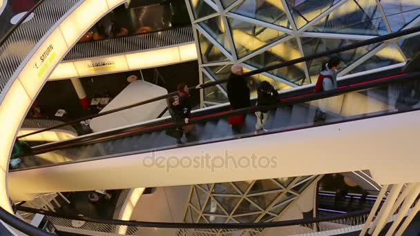 Frankfurt, Germany - December 19, 2016: A lot of people go to eskalatare and go up the stairs on foot from the central train station — Stock Video