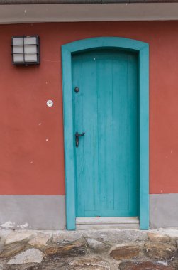 Eski kapı bir bina girişi işaretleme