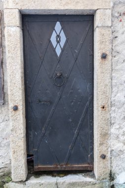 Eski kapı bir bina girişi işaretleme