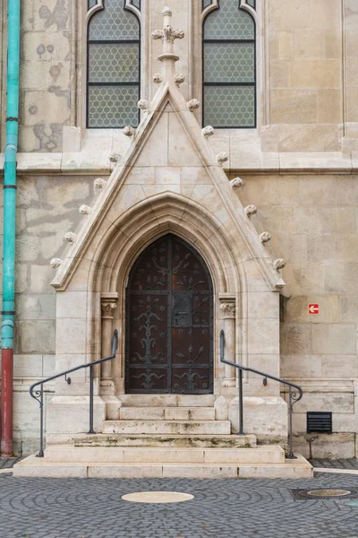 Ayrıntı bir süslü Victoria tuğla kemer ve ahşap kapı bir kilise. — Stok fotoğraf
