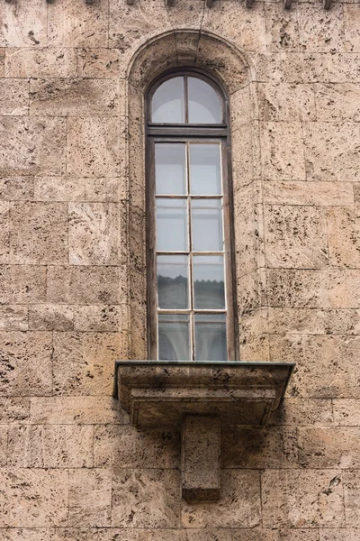 Vieille fenêtre de l'église montrant beaucoup de détails et de texture — Photo
