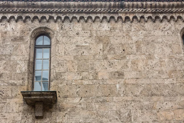 Janela da igreja velha mostrando muito detalhe e textura — Fotografia de Stock