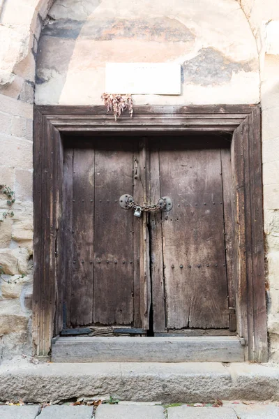 Vieille porte marquant l'entrée d'un bâtiment — Photo