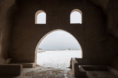 Eski mağara girişi içinde Türkiye Kappadokia