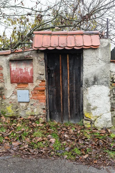 Couleurs d'automne autour de la porte d'entrée d'un chalet rustique anglais — Photo