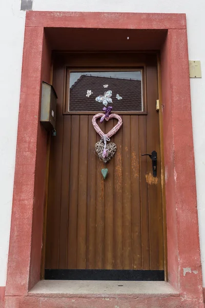 Vieille porte marquant l'entrée d'un bâtiment — Photo