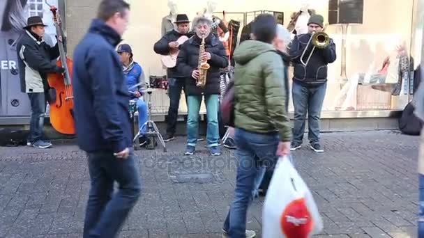 Kolín nad Rýnem, Německo - Decemer 19, 2016: lidí, kteří jdou na ulici v abstraktní velkoměsta, zadní světla, Evropa — Stock video