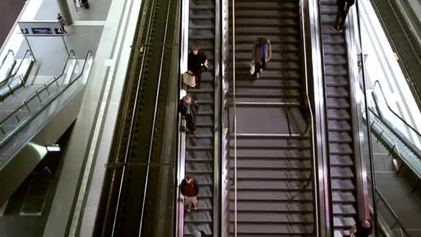 COLOGNE, ALEMANHA - DEZEMBRO 19, 2016: shopping center crowd of people buy shop center venda de última hora compras hora de ponta muito ocupado cheio de clientes grande shopping center complexo — Vídeo de Stock