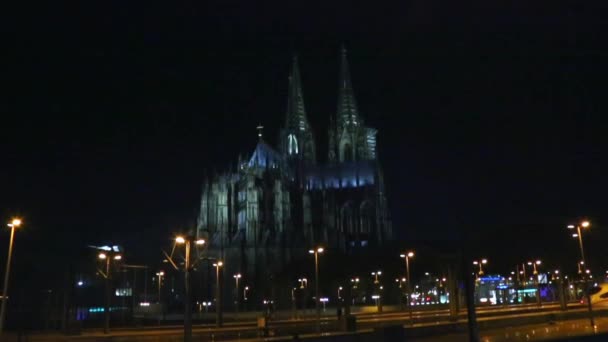 Köln, Dom und Hohenzollernbrücke bei Nacht.