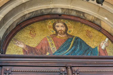 Trieste, İtalya - 19 Aralık: Mozaik Saint Michael Aralık 19 tarihinde Trieste'de Sırp Ortodoks Kilisesi cephesinde. 2016 Trieste, İtalya