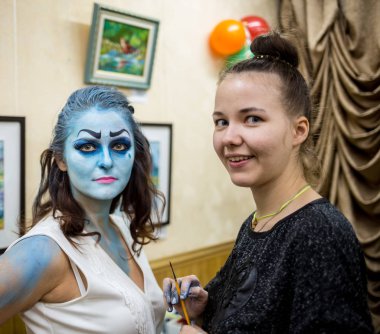 Cadılar Bayramı makyaj kafatası güzel kadın