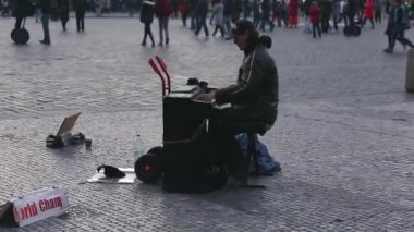 New York - 24 Ocak 2015: 4 k ağır çekimde kışın Washington Square Park'ta piyano piyanist. Greenwich Village Manhattan, Nyc, ABD popüler bir kamu park Washington Square Park vardır.