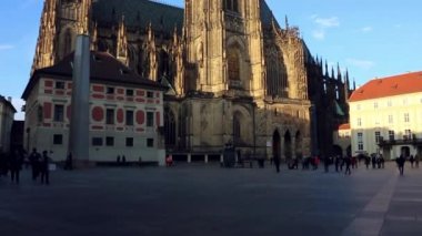 Köln, Almanya - 30 Nisan 2015: Steadycam görünümü iç Köln Katedrali. Köln Katedrali Almanya'nın en çok ziyaret edilen simgesel yapısı olan 20.000 kişi bir gün ortalama çekiyor.