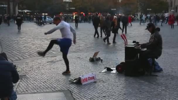 NOVA IORQUE - JAN 24, 2015: pianista tocando piano no Washington Square Park no inverno em câmera lenta em 4K. Washington Square Park é um popular parque público em Greenwich Village Manhattan, NYC, EUA . — Vídeo de Stock