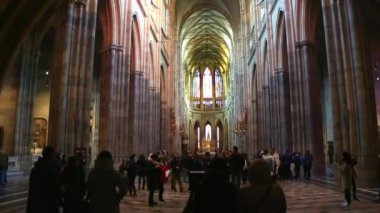 Köln, Almanya - 30 Nisan 2015: Steadycam görünümü iç Köln Katedrali. Köln Katedrali Almanya'nın en çok ziyaret edilen simgesel yapısı olan 20.000 kişi bir gün ortalama çekiyor.