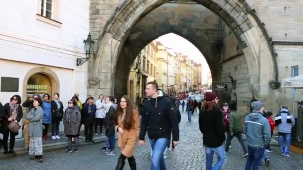 COLOGNE, ALLEMAGNE - 19 DÉCEMBRE 2016 : personnes marchant dans la rue dans une grande ville abstraite, contre-jour, Europe — Video