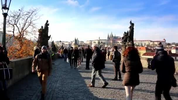 Kolín nad Rýnem, Německo - Decemer 19, 2016: lidí, kteří jdou na ulici v abstraktní velkoměsta, zadní světla, Evropa — Stock video