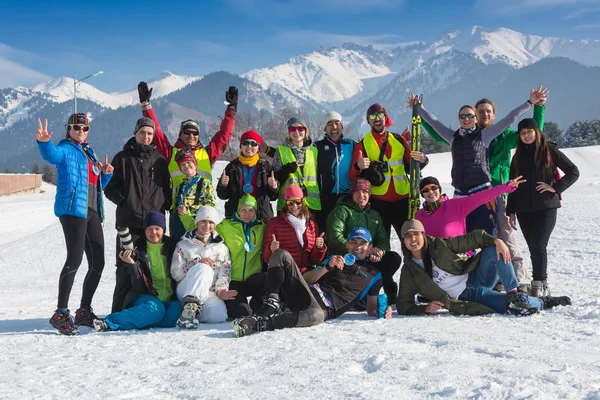 Almatı, Kazakistan - 18 Şubat 2017: amatör yarışmalarda disiplini kayaklı koşu, Arba Kayak Fest adı altında. Snowboard Kayak tatil ile gençlerin grup — Stok fotoğraf