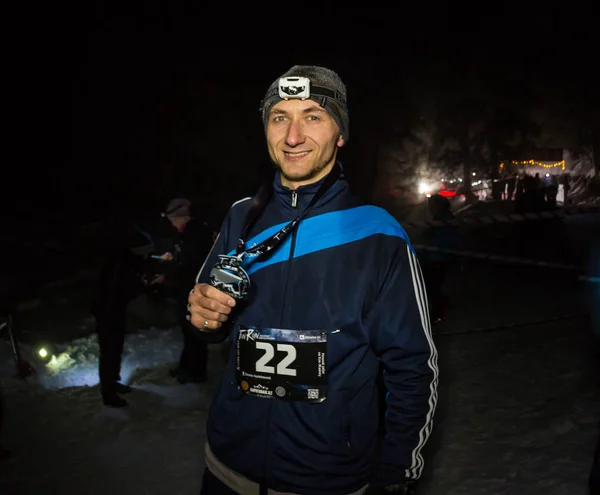 ALMATY, KAZAKHSTAN - 18 FEBRERO 2017: Concursos nocturnos en las estribaciones de la ciudad de Almaty, en la disciplina Trailrunning y Skyship, que se llama edición de invierno TunRun — Foto de Stock