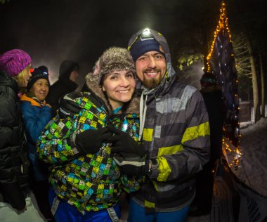 Almatı, Kazakistan - 18 Şubat 2017: gece yarışmalar Tunrun kış baskı denir Trailrunning ve Skyship disiplin Almatı şehir eteklerinde