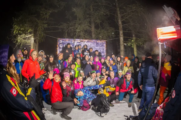 Almatı, Kazakistan - 18 Şubat 2017: gece yarışmalar Tunrun kış baskı denir Trailrunning ve Skyship disiplin Almatı şehir eteklerinde — Stok fotoğraf