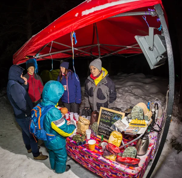 ALMATY, KAZAKHSTAN - 18 FEBRERO 2017: Concursos nocturnos en las estribaciones de la ciudad de Almaty, en la disciplina Trailrunning y Skyship, que se llama edición de invierno TunRun — Foto de Stock