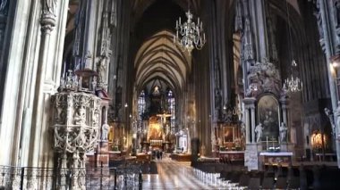 Köln, Almanya - 30 Nisan 2015: Steadycam görünümü iç Köln Katedrali. Köln Katedrali Almanya'nın en çok ziyaret edilen simgesel yapısı olan 20.000 kişi bir gün ortalama çekiyor.