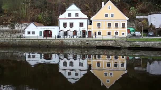 Pohled na historické centrum města Curych s slavné atrakce Grossmunster církví, podél břehů řeky Limmat a Curyšské jezero. Curych je největší město ve Švýcarsku. — Stock video