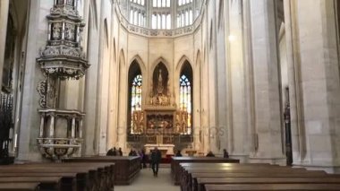 Köln, Almanya - 30 Nisan 2015: Steadycam görünümü iç Köln Katedrali. Köln Katedrali Almanya'nın en çok ziyaret edilen simgesel yapısı olan 20.000 kişi bir gün ortalama çekiyor.