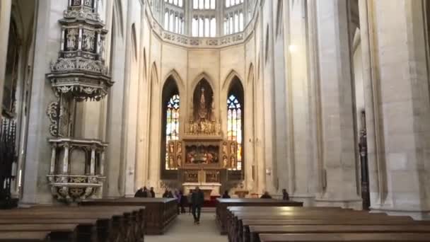 COLOGNE, GERMANY - 30 апреля 2015 года: Steadycam view of interior of Cologne Cathedral. Кёльнский собор - самая посещаемая достопримечательность Германии, привлекающая в среднем 20 000 человек в день . — стоковое видео