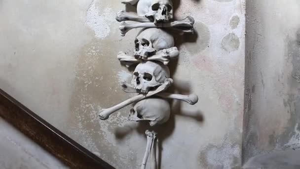 CHEH REPUBLIC, KUTNA GORA - 15 JENUARY 2017: The famous ossuary, the church that stands on the bones, where all the walls are decorated with skulls. — Stock Video