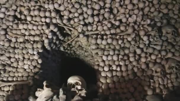 CHEH REPUBLIC, KUTNA GORA - 15 JENUARY 2017: The famous ossuary, the church that stands on the bones, where all the walls are decorated with skulls. — Stock Video