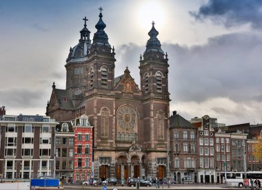 Amsterdam - 2 Ekim 2016: Amsterdam kanal batıda. Amsterdam Hollanda başkenti ve en kalabalık şehirde olduğunu.