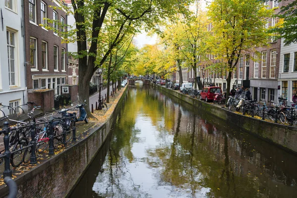 Fietsen geparkeerd op een brug in Amsterdam, Nederland — Stockfoto