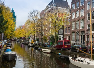 Amsterdam, Hollanda bir köprü üzerinde bisiklet park