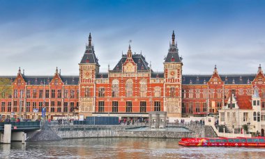 Amsterdam - 2 Ekim 2016: Amsterdam kanal batıda. Amsterdam Hollanda başkenti ve en kalabalık şehirde olduğunu