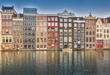 Amsterdam, Hollanda bir köprü üzerinde bisiklet park