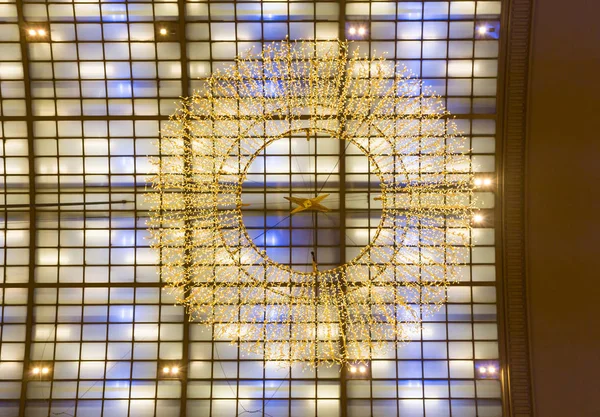 Lustre de cristal no centro da estação ferroviária de Berlim — Fotografia de Stock