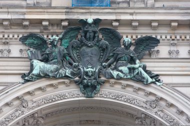 Almanya, Berlin - 02 Ekim 2016: Almanya'nın Berlin kentinde bina Reichstag. Özveri Alman halkına friz anlamına gelir.