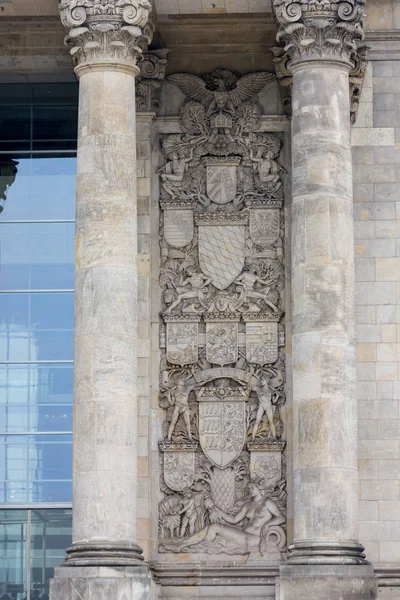 Almanya, Berlin - 02 Ekim 2016: Almanya'nın Berlin kentinde bina Reichstag. Özveri Alman halkına friz anlamına gelir. — Stok fotoğraf