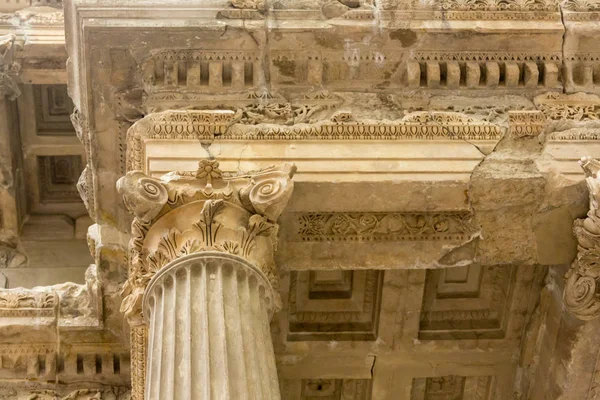 Post dolly tracking timelapse des antiken tempels des poseidon-denkmals in cape sounio von athen, griechenland. Unerwünschte elemente, artefakte, wurden digital entfernt, sequenz wurde entschärft. — Stockfoto