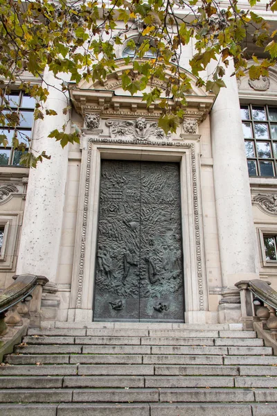 Establecimiento de plano de edificio de piedra rojiza desde escaleras —  Fotos de Stock