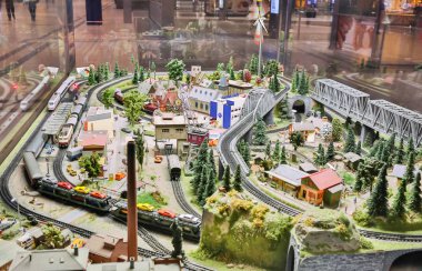 Europe - güneşli manzara arka plan ile ünlü simge ve açık mavi gökyüzü çimenli tepeden - büyük posterler, kartları veya afiş için genelinde yaz seyahat