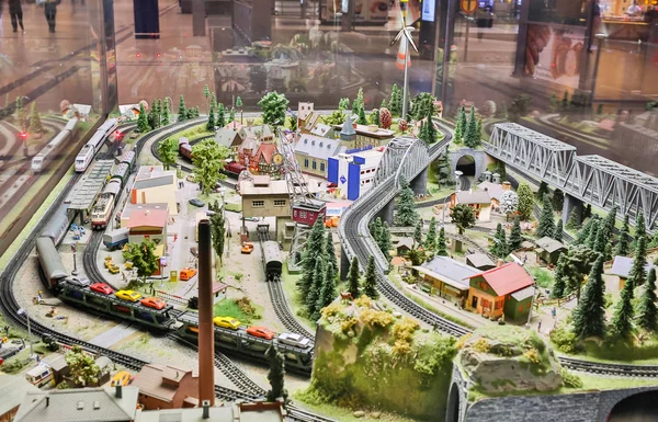 Europe - güneşli manzara arka plan ile ünlü simge ve açık mavi gökyüzü çimenli tepeden - büyük posterler, kartları veya afiş için genelinde yaz seyahat