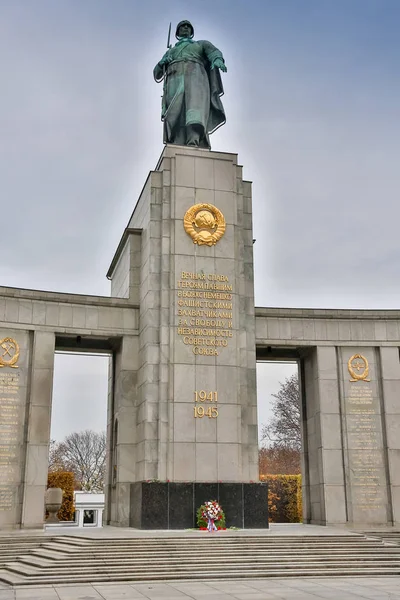 BERLÍN - 02 DE OCTUBRE DE 2016: Vista panorámica del famoso monumento al Holocausto judío cerca de la Puerta de Brandeburgo con luz dorada de la tarde y cielo azul al atardecer en verano en Berlín Mitte, Alemania — Foto de Stock
