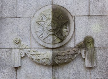 Berlin, Almanya - 02 Ekim 2016: Sovyet askerin el Alman çocuk Sovyet savaş anıtı Treptower Park, anıt.