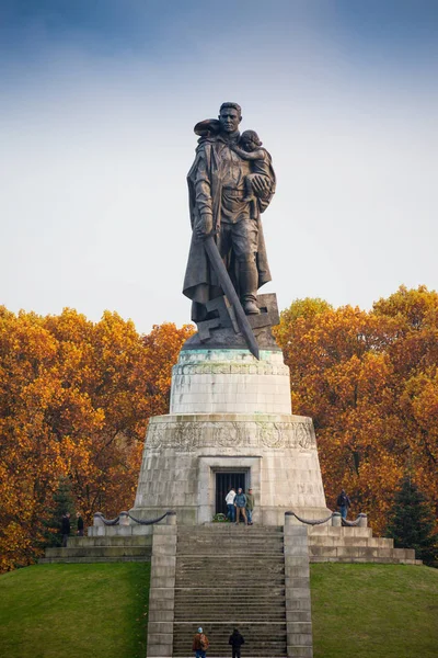 Berlin, Almanya - 02 Ekim 2016: Sovyet askerin el Alman çocuk Sovyet savaş anıtı Treptower Park, anıt. — Stok fotoğraf