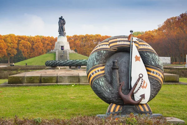 BERLÍN, ALEMANIA - 02 DE OCTUBRE DE 2016: Monumento al soldado soviético a manos de un niño alemán en el Monumento a la Guerra Soviética en Treptower Park . — Foto de Stock