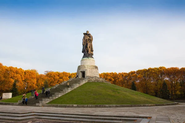 BERLÍN, ALEMANIA - 02 DE OCTUBRE DE 2016: Monumento al soldado soviético a manos de un niño alemán en el Monumento a la Guerra Soviética en Treptower Park . — Foto de Stock